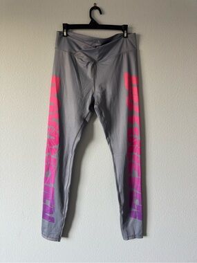 DOYOUEVEN Gray Leggings with Pink Gradient Side Print